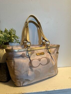 Coach Signature Gallery Tote F19664 Gold